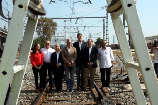 Arrimadas, Rabell, Iceta, Romeva, Albiol, Espadaler i Baños, a punt de ser fotografiats a les vies de tren de l'estació del Morrot . ACN