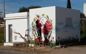 Artistes del municipi pinten murals a les façanes millorades per la brigada municipal. Ajuntament de Cubelles