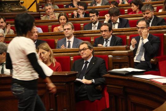 Artur Mas i els diputats de JxSí, alguns aplaudint i altres no, mentre Anna Gabriel (CUP) torna al seu lloc després del seu discurs. ACN