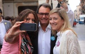 Artur Mas i l'alcaldessa de Vilanova i la Geltrú, Neus Lloveras, es fan una 'selfie' amb una simpatitzant . ACN