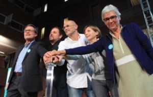Artur Mas, Oriol Junqueras, Raül Romeva, Carme Forcadell i Muriel Casals, durant el míting d'inici de campanya. ACN