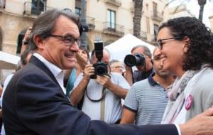 Artur Mas saluda la secretària general d'ERC, Marta Rovira, abans de participar en un acte a Vilanova i la Geltrú