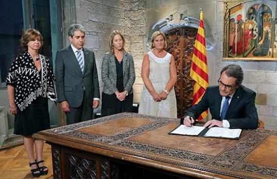 Artur Mas signant el decret de convocatòria pel 27S. Eix