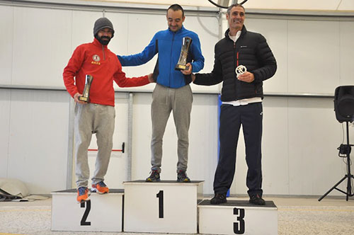 Carles Antones, al podi de la Sant Silvestre de l'Aldea. Eix