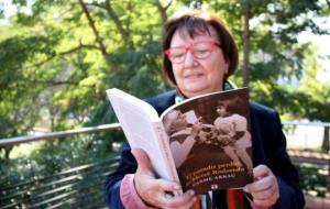 Carme Arnau llegint el seu llibre 'El paradís perdut de Mercè Rodoreda' . ACN