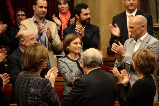 Carme Forcadell, aplaudida i felicitada pels companys de JxSí. Rafa Garrido/ACN