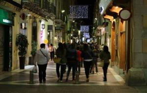 Carrer Caputxins de Vilanova i la Geltrú. Botigues. Compres de Nadal. Viu Comerç