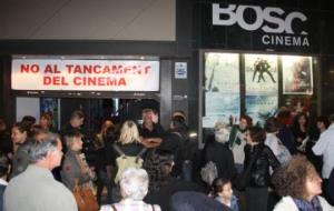 Concentració davant el Cinema Bosc per rebutjar el tancament. ACN