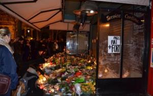 Condol de parisencs, amb flors i espelmes, davant del cafè La Belle Equipe de la rue de Charone, a París, on han mort assassinades 19 persones. ACN