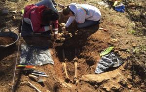 Confirmen l'existència de dues fosses de la Guerra Civil a la serra de Riés 