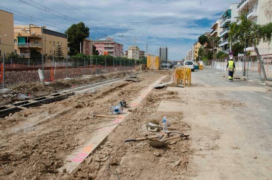 Ajuntament de Calafell. Construcció del mur guia per iniciar lexcavació del pas soterrat de Segur de Calafell