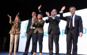Cosepedal, Sánchez-Camacho, Albiol, Rajoy i Sarkozy saluden dalt l'escenari. ACN