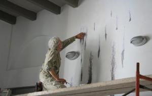 Creatura, un mural de l’artista Joan Raven, s’instal·la al Claustre de Sant Francesc. Ajuntament de Vilafranca