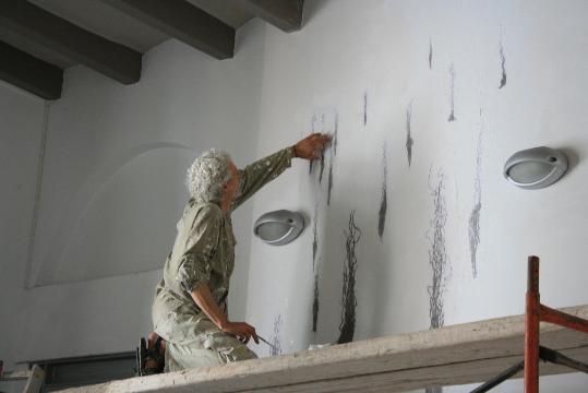 Creatura, un mural de l’artista Joan Raven, s’instal·la al Claustre de Sant Francesc. Ajuntament de Vilafranca