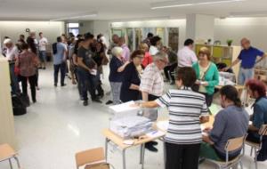 Cues per votar a les eleccions sobre la una al col·legi electoral a l'escola dels Encants. ACN