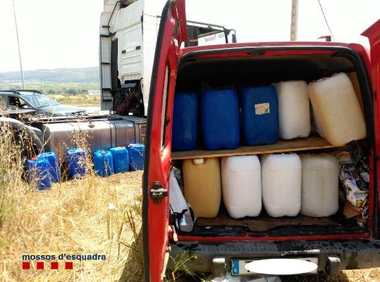 Desarticulat un grup de quatre persones dedicades a la venda il·legal de gasoil a l’Alt Penedès. Mossos d'Esquadra