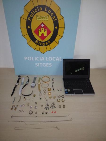 Ajuntament de Sitges. Detingut per robar un portàtil i joies per valor de 19.000 euros a Sitges