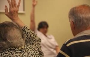 Dos avis segueixen les instruccions d'una terapeuta en un taller de psicomotricitat a l'associació AFAB per a malalts d'Alzheimer. ACN