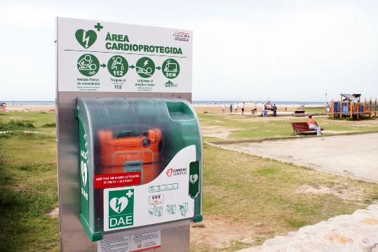 Dos policies locals salven un esportista a la platja de Calafell gràcies al desfibril·lador. Ajuntament de Calafell