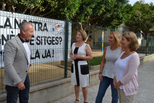 Eduard Carrillo, amb l'equip directiu de l'escola Agnès de Sitges. Ajuntament de Sitges