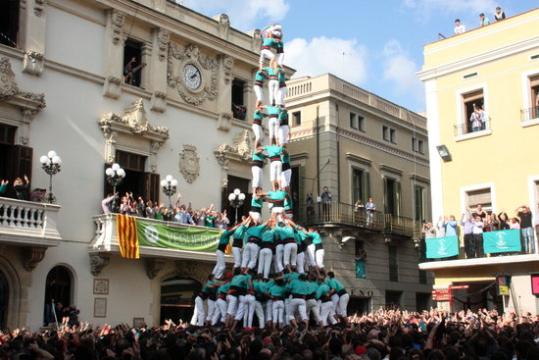 El 3 de 10 amb folre i manilles que els Castellers de Vilafranca han descarregat a la diada de Tots Sants. ACN