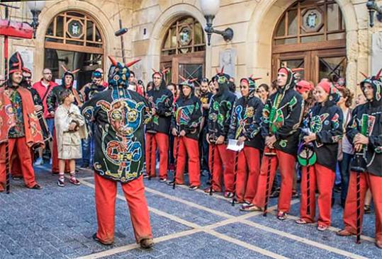 El Ball de diables del Vendrell recitant els versos a les portes de l'Ajuntament. Eix