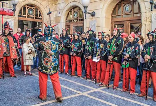 El Ball de diables del Vendrell recitant els versos a les portes de l'Ajuntament. Eix