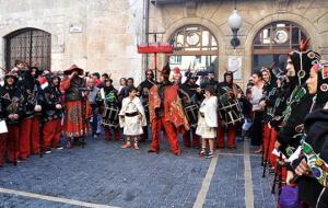 El Ball de diables del Vendrell recitant els versos a les portes de l'Ajuntament