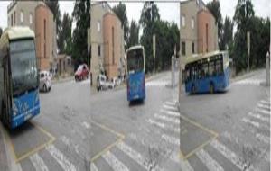 El bus a la parada de l'Estació de trens de Sant Sadurní