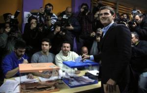 El candidat de C's a la presidència del govern espanyol, Albert Rivera, en el moment d'exercir el seu dret a vot al col·legi Santa Marta de l'Hospital