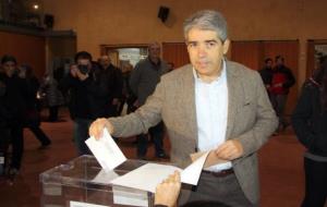 El candidat de Democràcia i Llibertat, Francesc Homs, vota al Centre Cultural Costa i Font de Taradell, Osona. ACN