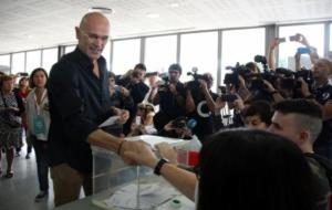El candidat de Junts pel Sí, Raül Romeva, saluda el membres de la mesa electoral abans de votar . ACN
