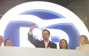 El candidat del PP, Mariano Rajoy, saluda als simpatitzants des del balcó de la seu del partit al carrer Gènova. ACN