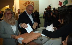El candidat del PPC, Jorge Fernández Díaz, ha estat a punt d'equivocar-se d'urna a l'hora de dipositar-hi el vot. ACN