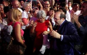 El candidat del PSC, Miquel Iceta, balla a la 'seva festa' de final de campanya, amb desenes d'admiradores. ACN