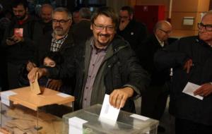 El candidat d'En Comú Podem, Xavier Domènech, al moment de votar a l'Escola Industrial de Barcelona. ACN