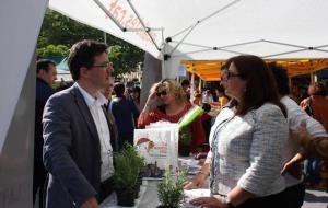 El candidat socialista a l'alcaldia de Vilafranca, Francisco Romero, va regalar per Sant Jordi torretes de romaní