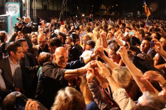 El cap de llista de Junts pel Sí, Raül Romeva, saluda els simpatitzants reunits davant del Born Centre Cultural . ACN