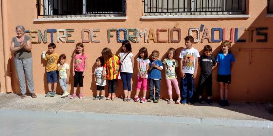 Ajuntament del Vendrell. El Centre de Formació dAdults estrena un rètol creat pels alumnes de lEscola Municipal dArt Apel·les Fenosa