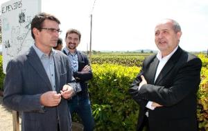 El conseller Puig amb Xavier Nadal en la seva visita a les caves