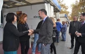 El conseller Santi Vila i l'alcaldessa Neus Lloveras han visitat l'estand d'EIX DIARI durant la inauguració de la mostra i s'han interessat pel joc