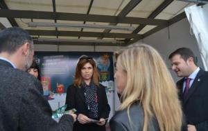 El conseller Santi Vila i l'alcaldessa Neus Lloveras han visitat l'estand d'EIX DIARI durant la inauguració de la mostra i s'han interessat pel joc