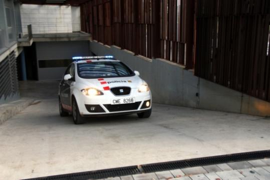 El cotxe dels Mossos d'Esquadra en què Jordi Sumarroca va ser traslladat dels jutjats del Vendrell a la presó. ACN