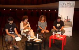 El director artístic del FIMPT, Josep Contreras; la regidora de Cultura, Teresa Llorens; i els artistes Elisabet Raspall i Jordi Paulí