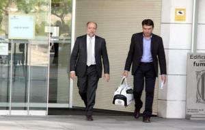 El director general d'Infraestructures, Josep Antoni Rosell, sortint amb una bossa de mà 