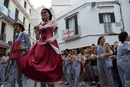 El Gegants Americanos celebren el seu 50è aniversari amb un cercavila. Ajuntament de Sitges
