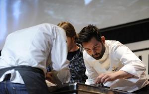 El guanyador del concurs preparant la seva tapa