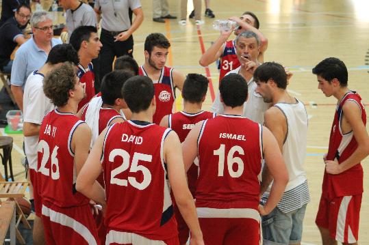 El júnior masculí A del Samà amb l'entrenador Toni Cuevas. Sílvia Díaz