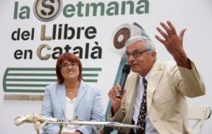 El president de l'AELLC, Albert Pèlach, i la presidenta de 'La Setmana', Montse Ayats, aquest dijous en la presentació prèvia a l'inici de la fira. AC