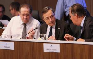 El president del BCE, Mario Draghi, conversa amb el director general del Secretariat, Pierre Van Der Haegen, sota l'atenta mirada del vicepresident 